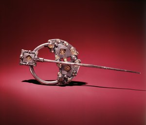 The Killamery Brooch, Killamery, Condado de Kilkenny, Viking Age (prata com ouro, vidro e âmbar)